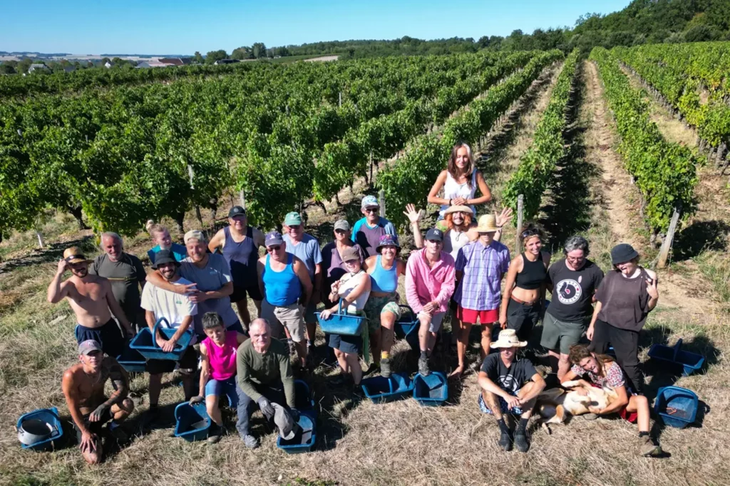 Photo de l’équipe de vendangeurs réunie dans les vignes du Domaine de Lallay après les vendanges 2026